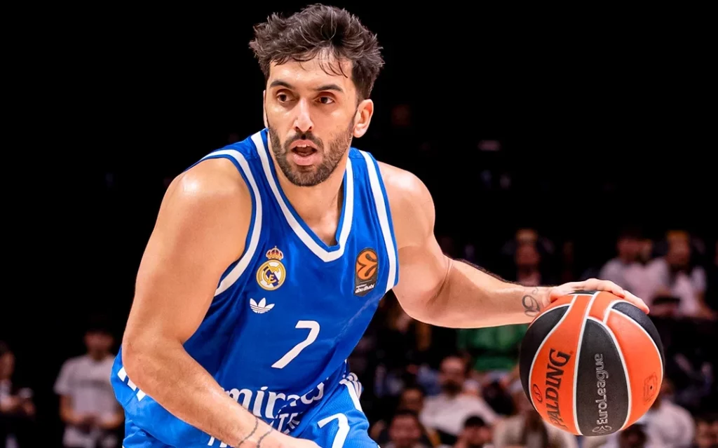 Campazzo bota el balón durante la derrota del Real Madrid en la pista de Dubai Basketball.