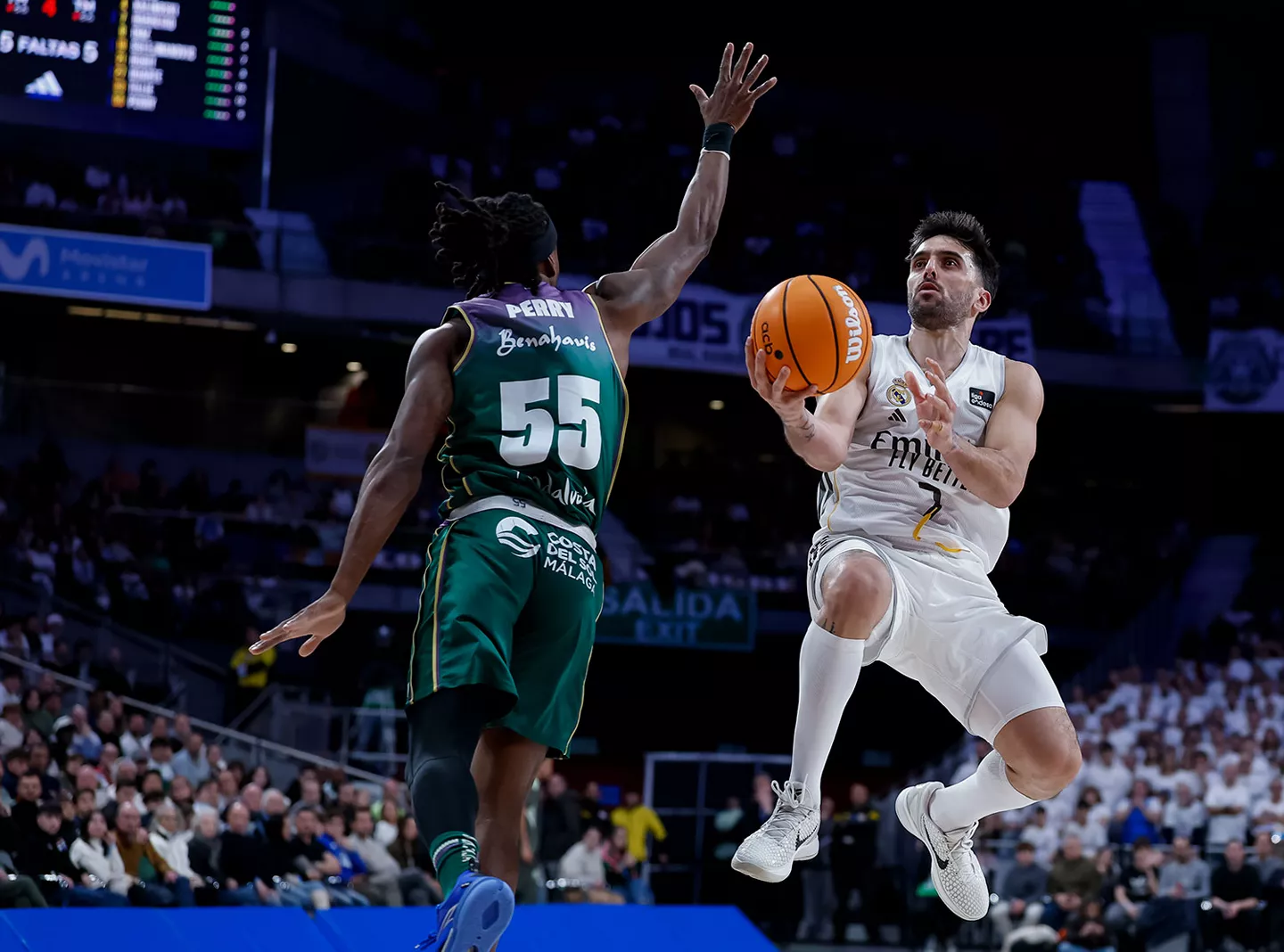 Facundo Campazzo lanza a canasta durante un partido de Liga Endesa entre Real Madrid y Unicaja.
