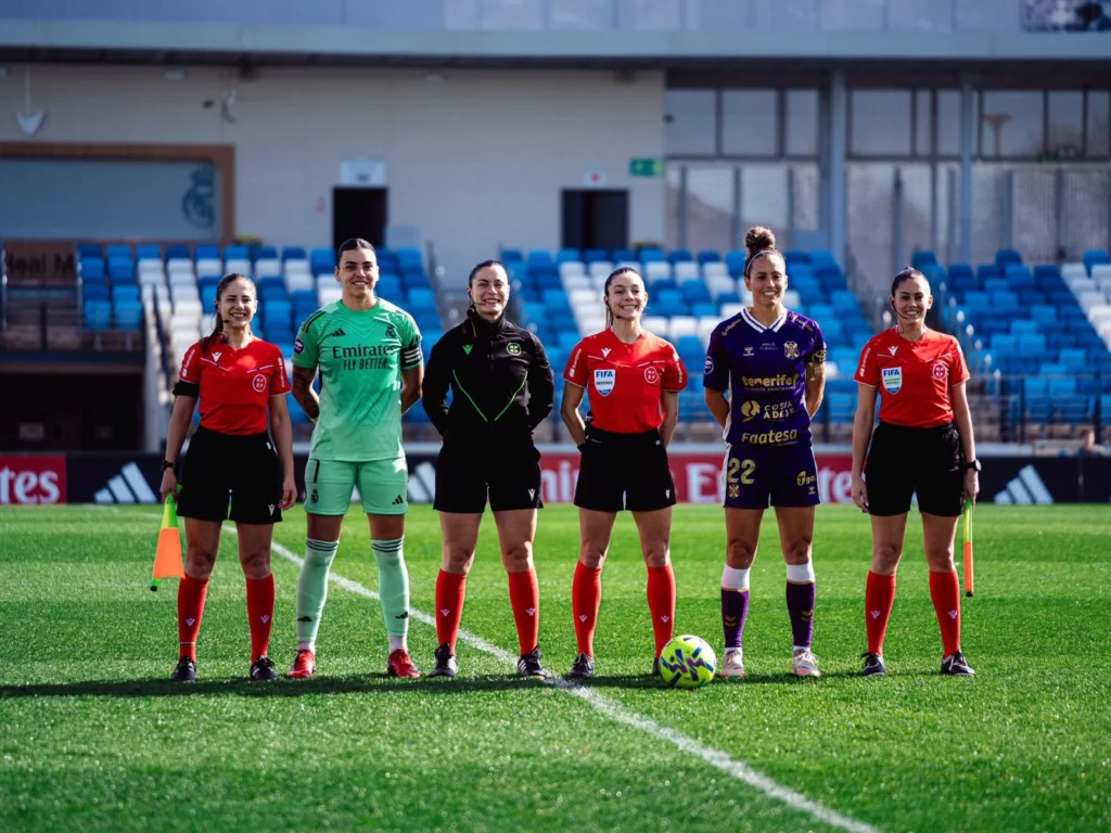 Las capitanas de Real Madrid Femenino y UD Tenerife antes del partido, con la árbitra Gil Soriano.