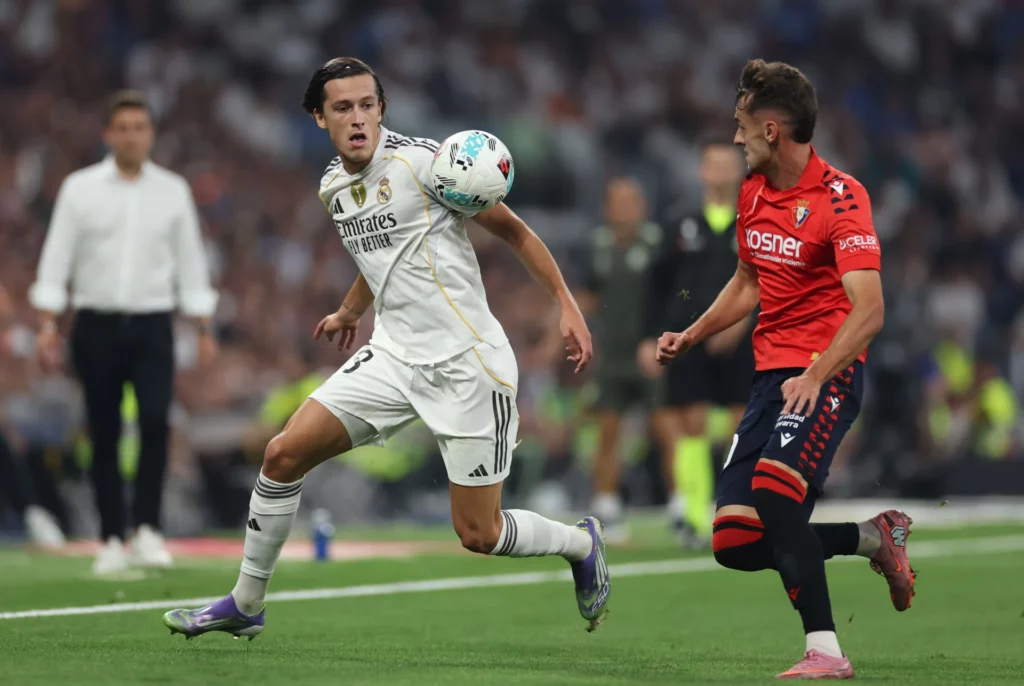 Álvaro Carreras, durante un partido entre Real Madrid y Osasuna en el Santiago Bernabéu.