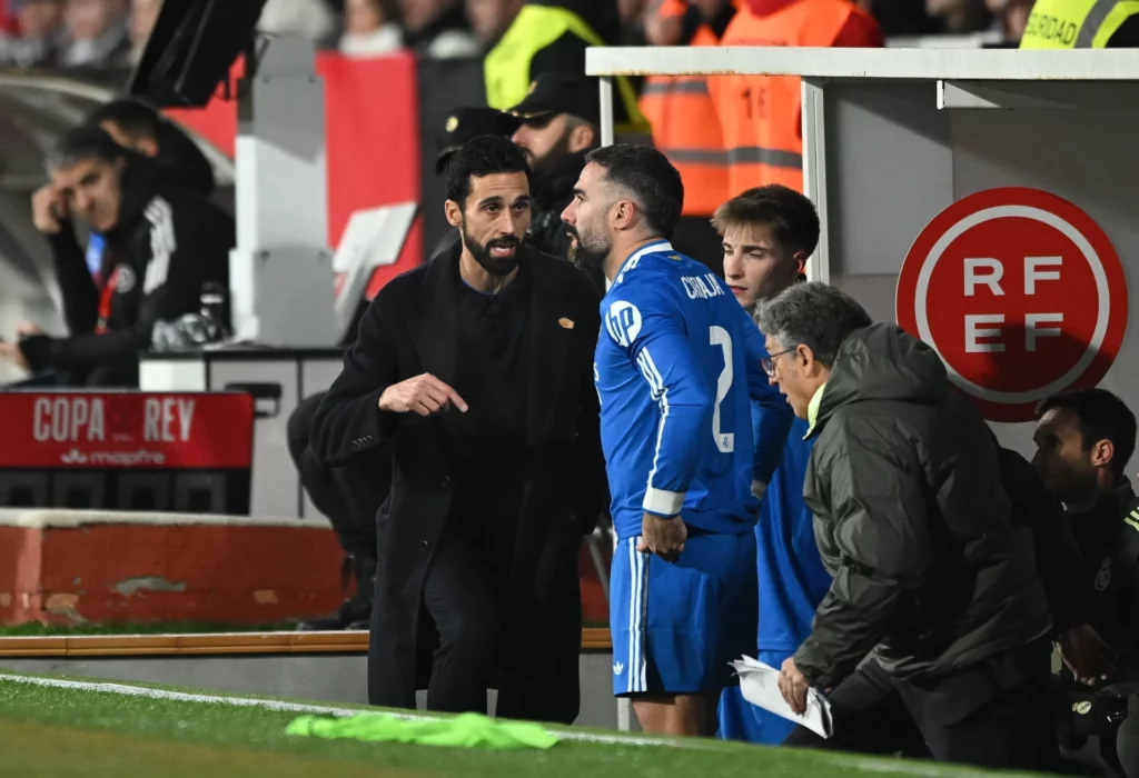 Álvaro Arbeloa da órdenes a Dani Carvajal en el banquillo del Real Madrid antes de saltar al campo.
