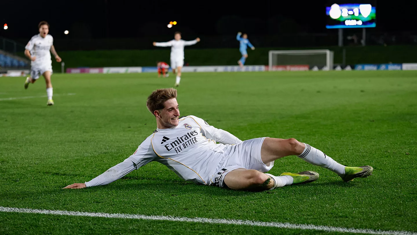 César Palacios celebra su gol de la victoria del Real Madrid Castilla contra el Bilbao Athletic