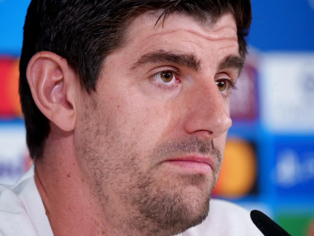 Thibaut Courtois escucha una pregunta en rueda de prensa antes del partido entre Real Madrid y Benfica.