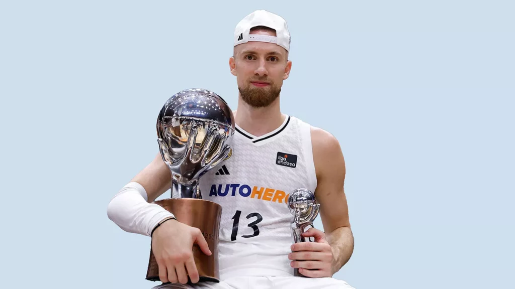 Dzanan Musa posa con el trofeo de campeón de Liga Endesa 2024-25 del Real Madrid.