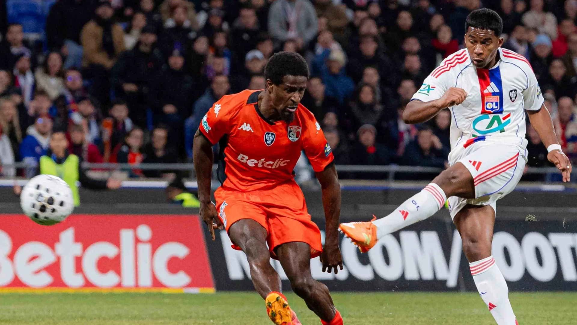 Endrick dispara a puerta para marcar un nuevo gol con el Olympique de Lyon.