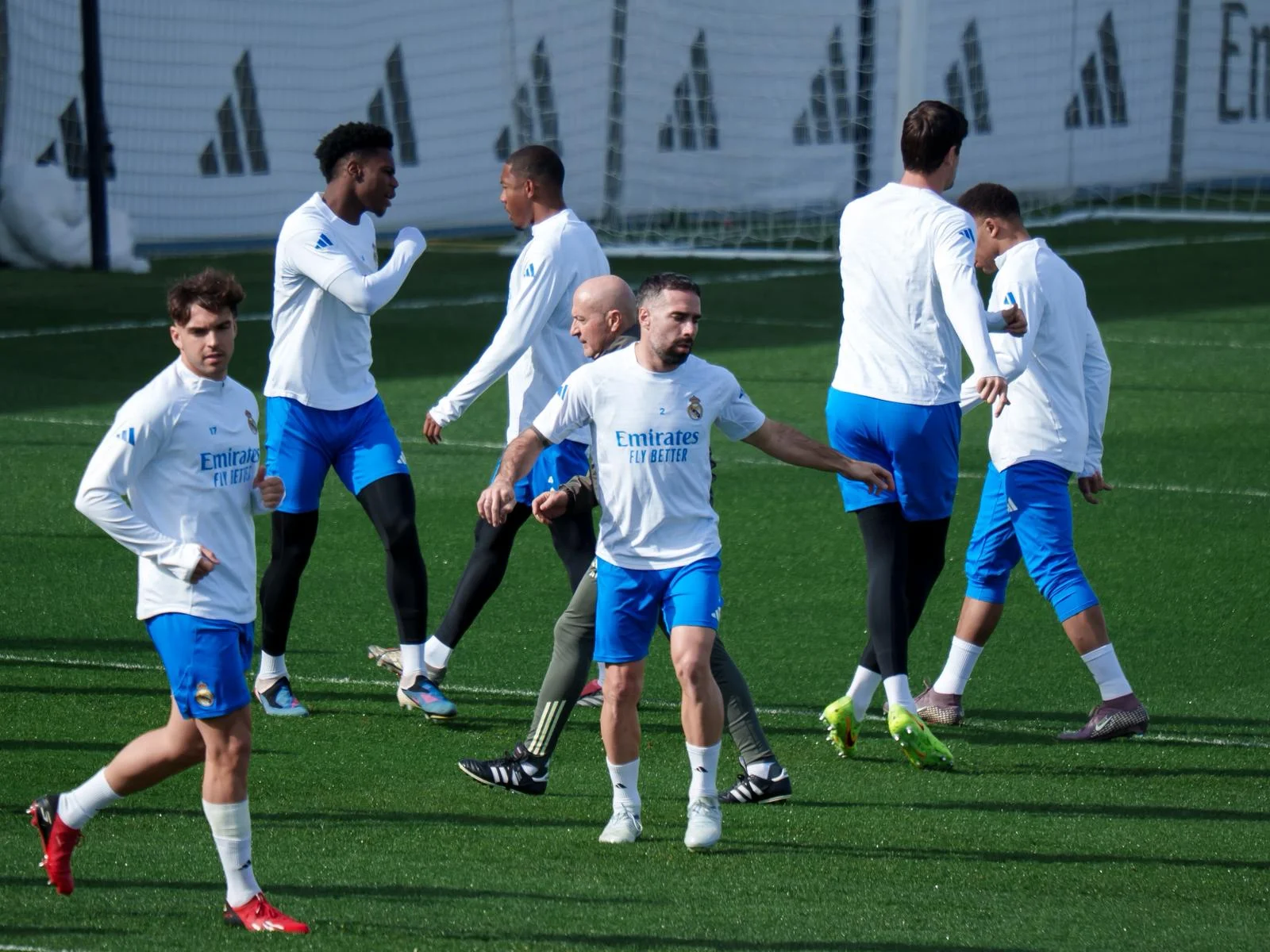 Los jugadores del Real Madrid se entrenan sin Huijsen en la previa contra el Benfica.