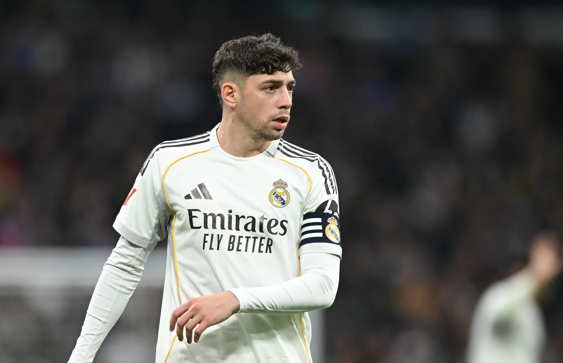 Fede Valverde: «Hemos pasado por malos momentos, pero el vestuario siempre ha estado unido» Fede Valverde porta el brazalete de capitán del Real Madrid en un partido.