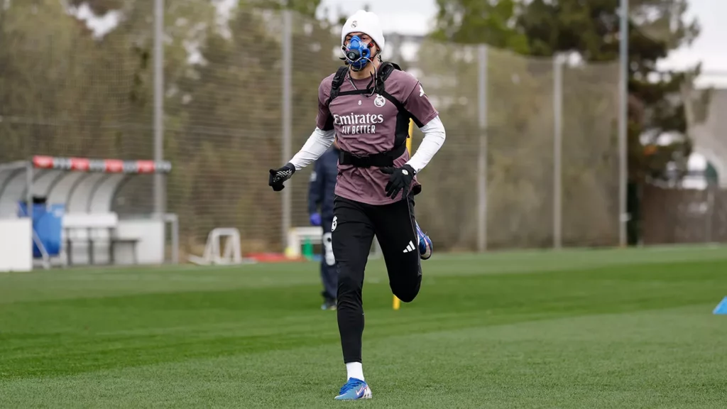 Fede Valverde corre con una de las máscaras del método ideado por Antonio Pintus.