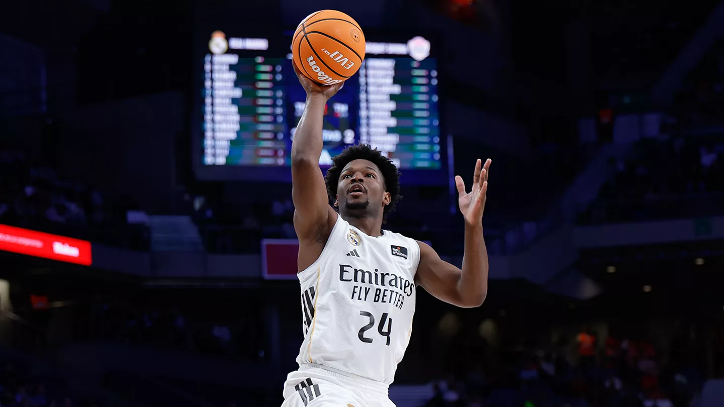 Andrés Feliz lanza a canasta durante un partido del Real Madrid en Liga Endesa.