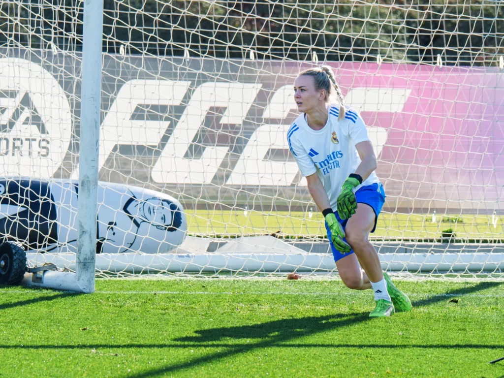Merle Frohms se entrena con el Real Madrid Femenino.
