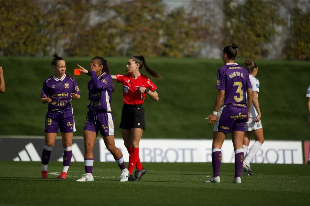 María Eugenia Gil Soriano muestra la tarjeta roja a Yerliane Moreno durante el partido entre Real Madrid  Femenino y Tenerife.