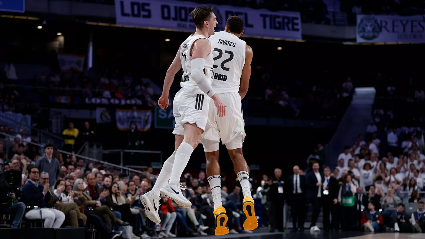 Real Madrid 93-70 Bayern: Una plácida victoria para mirar hacia arriba Mario Hezonja y Edy Tavares se felicitan durante la victoria del Real Madrid
