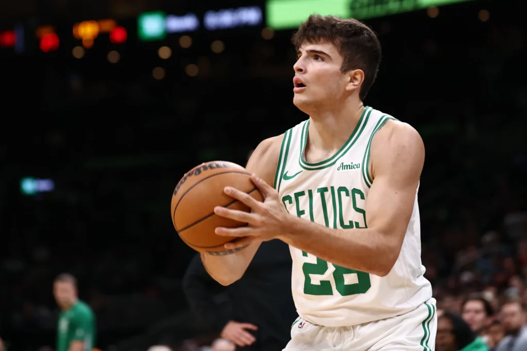 Hugo González, canterano del Real Madrid, durante un partido con los Boston Celtics de la NBA.