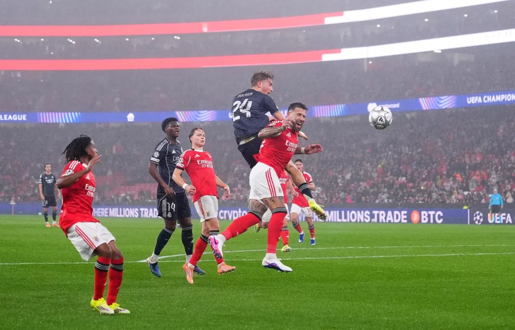 Huijsen y Tchouaméni, apercibidos para el partido de vuelta, durante el partido de fase liga entre Benfica y Real Madrid.