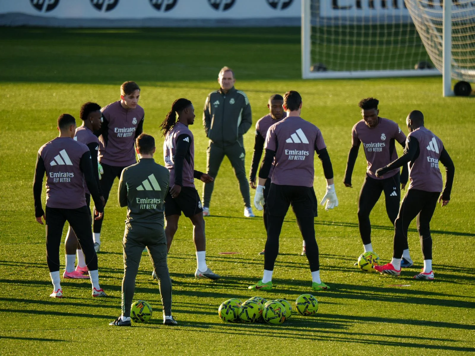 Los jugadores del Real Madrid se entrenan sin Dean Huijsen.