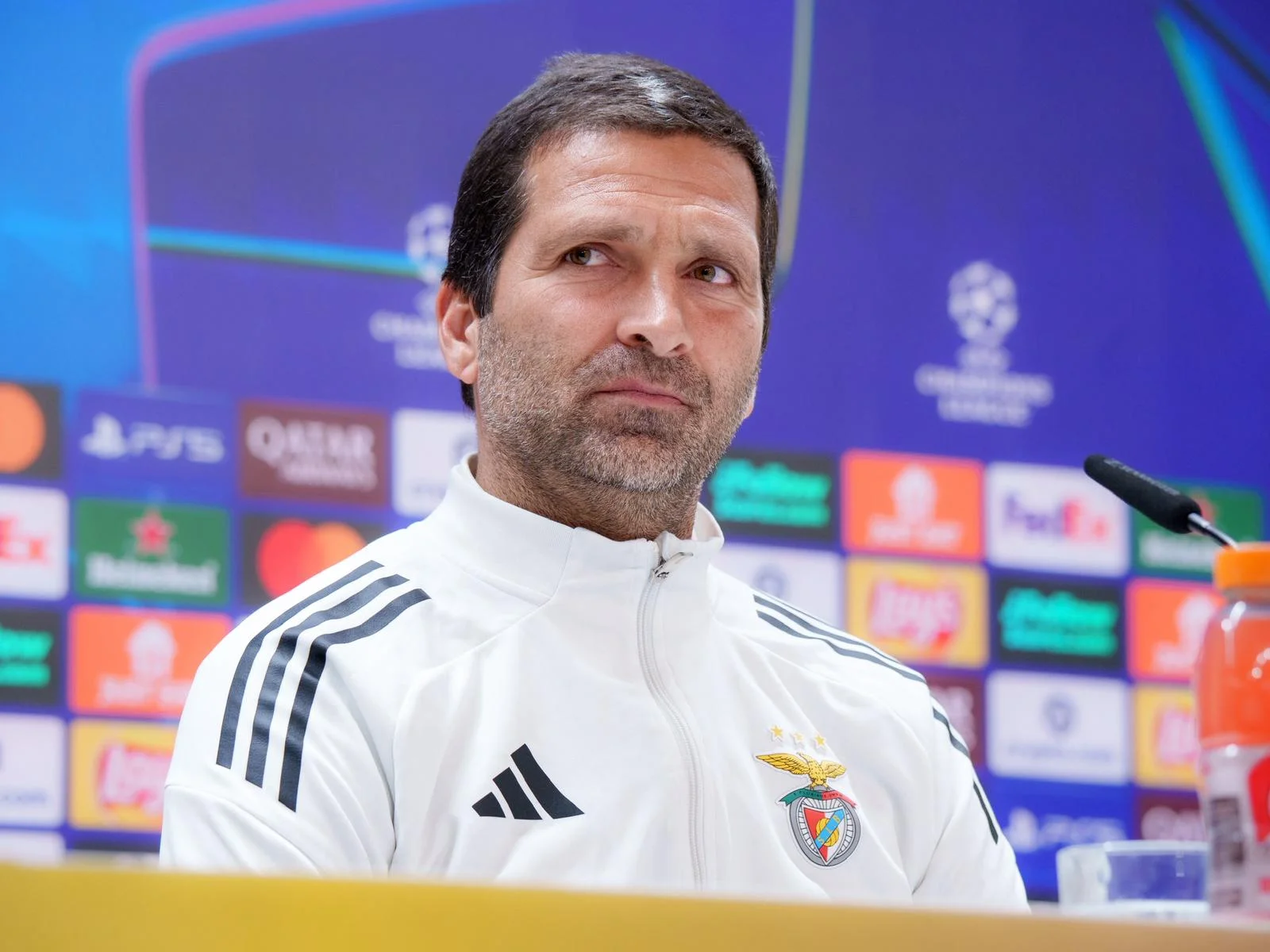 Joao Tralhao, segundo entrenador del Benfica, da la rueda de prensa previa al choque contra el Real Madrid.