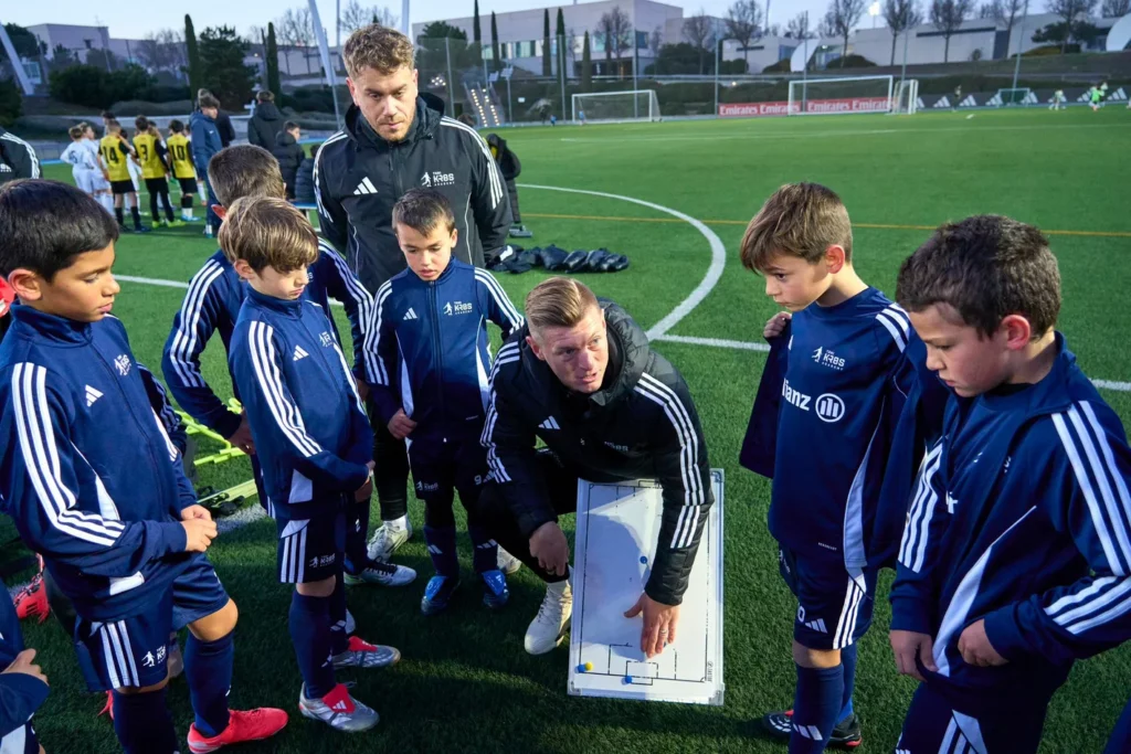 Toni Kroos da instrucciones a sus jugadores en uno de los campos de Valdebebas.