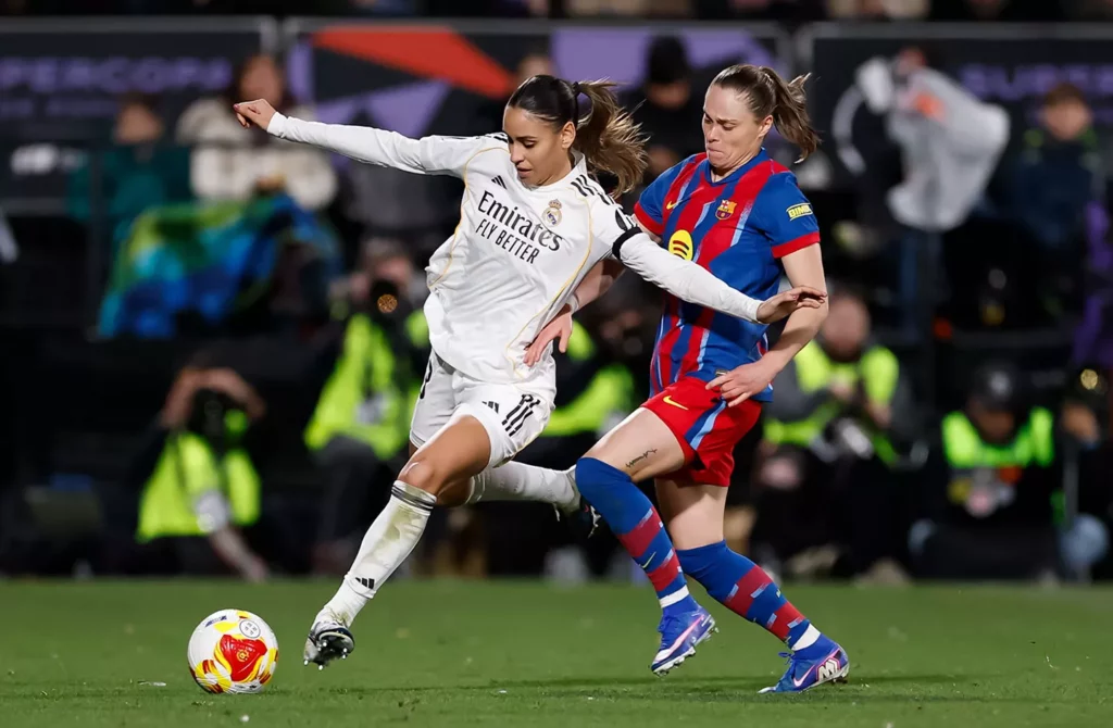 Lakrar, marcada por Pajor, durante el último Clásico entre Real Madrid Femenino y Barcelona.