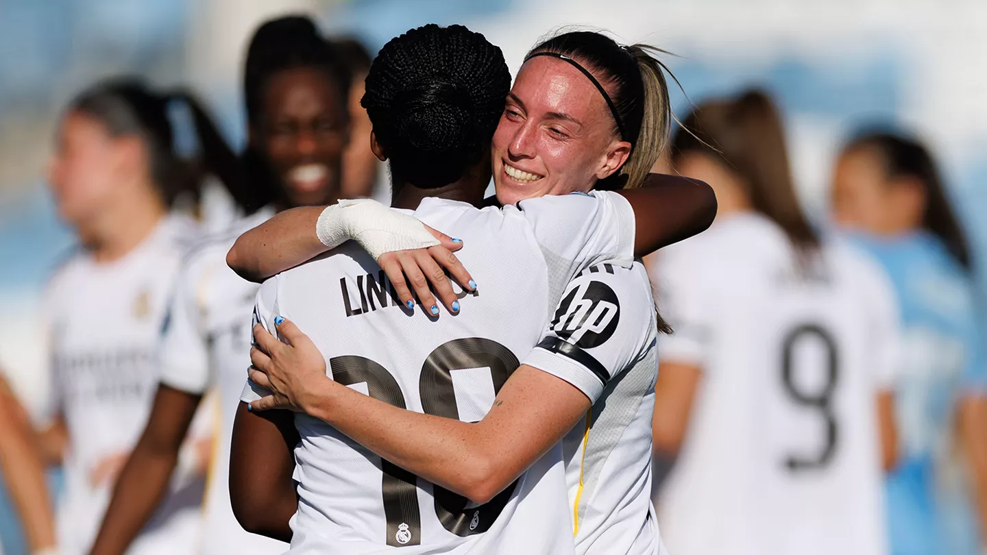 Linda Caicedo y Eva Navarro se abrazan celebrando un gol con el Real Madrid Femenino