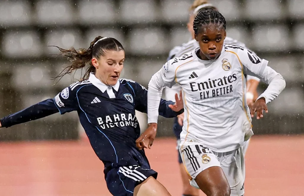 Linda Caicedo recibe la entrada de una jugadora del Paris FC durante el partido de Champions League.