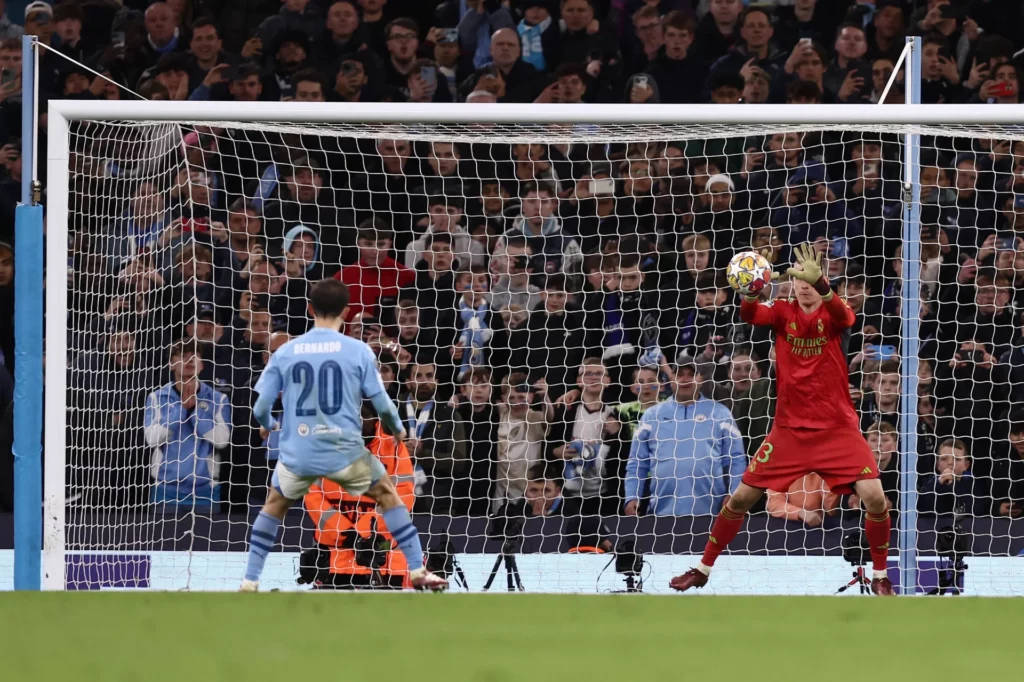 Lunin detiene el lanzamiento de Bernardo Silva durante la tanda de penaltis entre Real Madrid y Manchester City en 2024.
