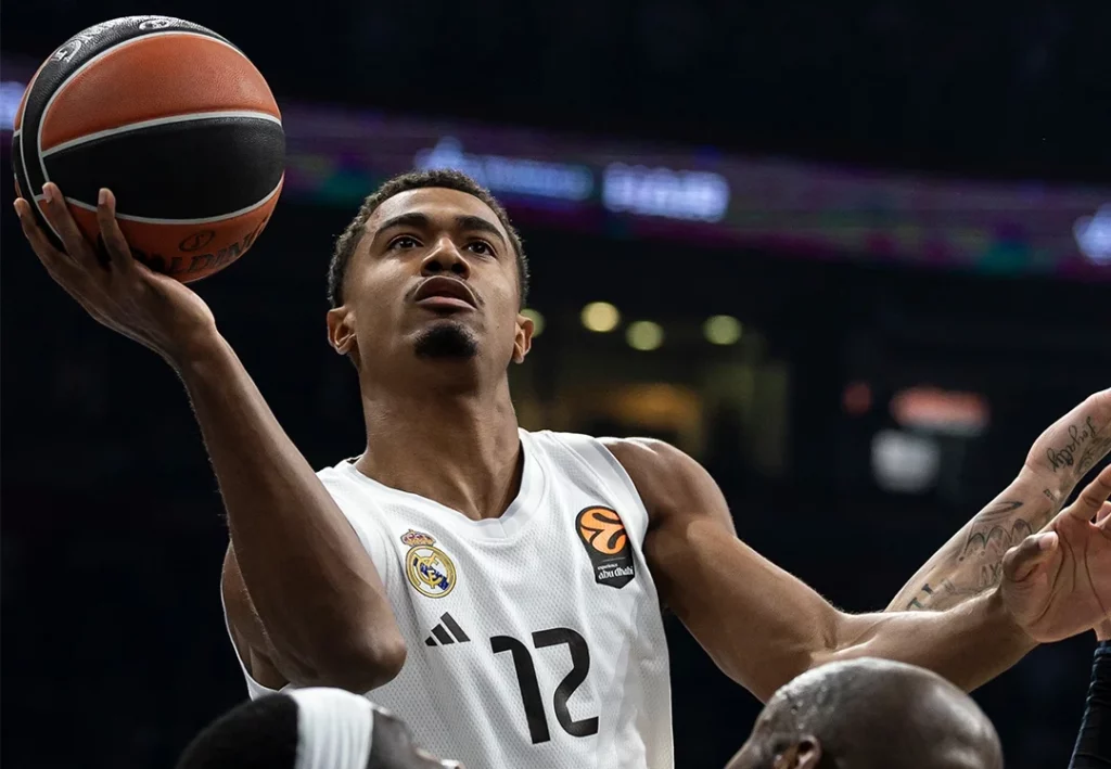 Theo Maledon entra a canasta durante el partido de Euroliga entre Partizan y Real Madrid.