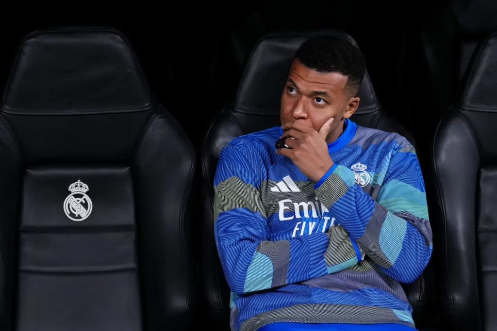 Kylian Mbappé, en el banquillo del Santiago Bernabéu contra el Manchester City por su lesión en la rodilla.