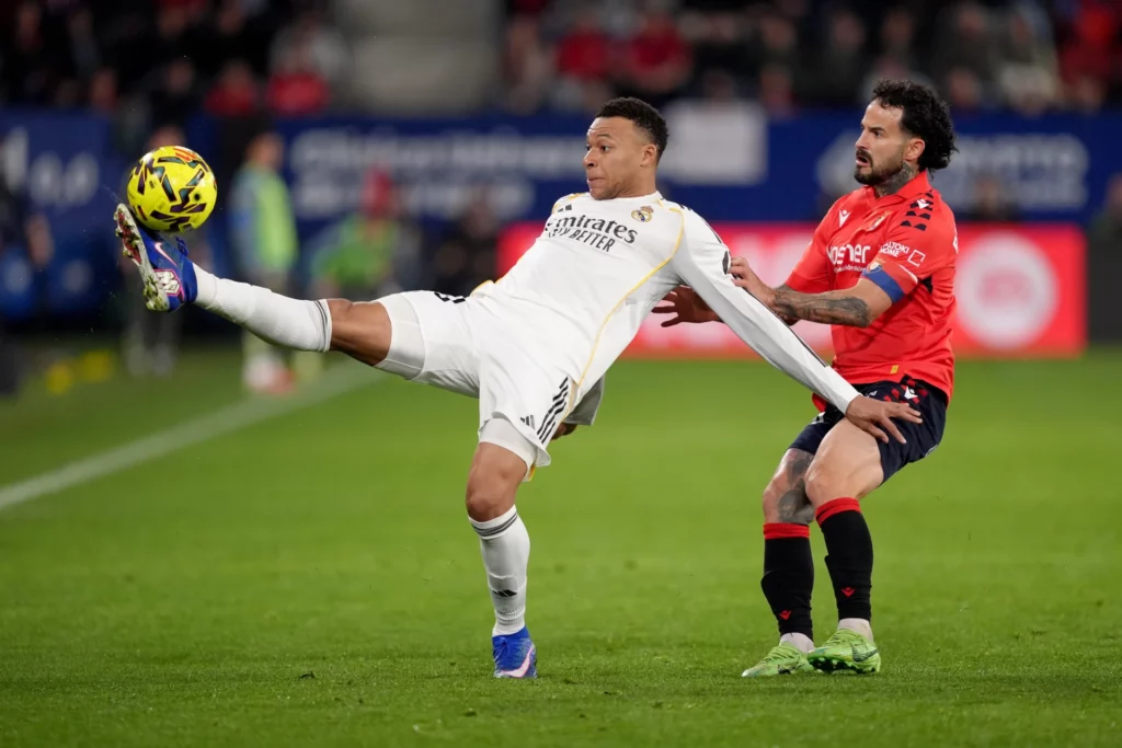 Kylian Mbappé intenta controlar el balón contra Osasuna en el estadio de El Sadar.