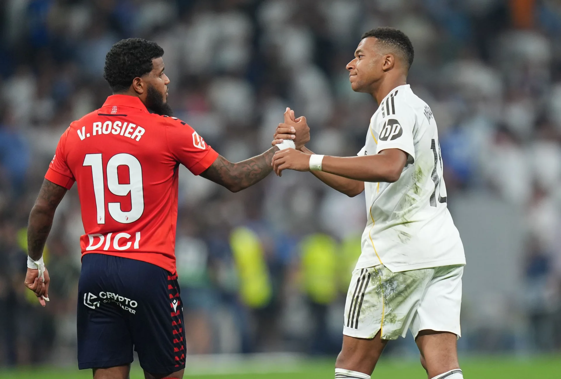 Kylian Mbappé y Valentin Rosier se saludan después de un partido entre Real Madrid y Osasuna.