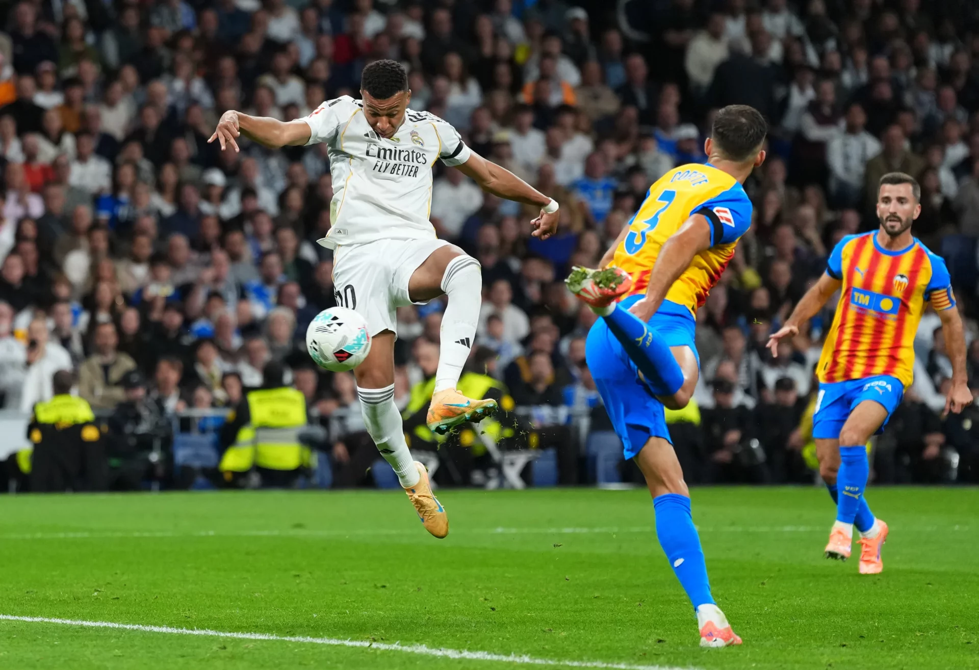 Mbappé remata el balón durante un partido entre Valencia y Real Madrid en el Santiago Bernabéu.