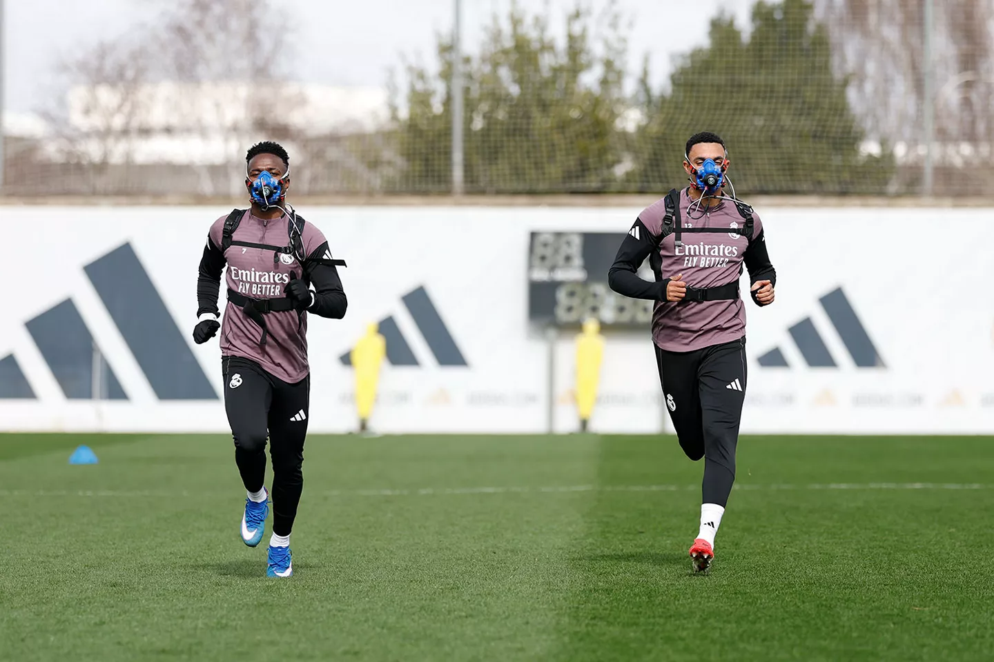 Vinicius y Trent corren con las máscaras habituales en el Método Pintus.