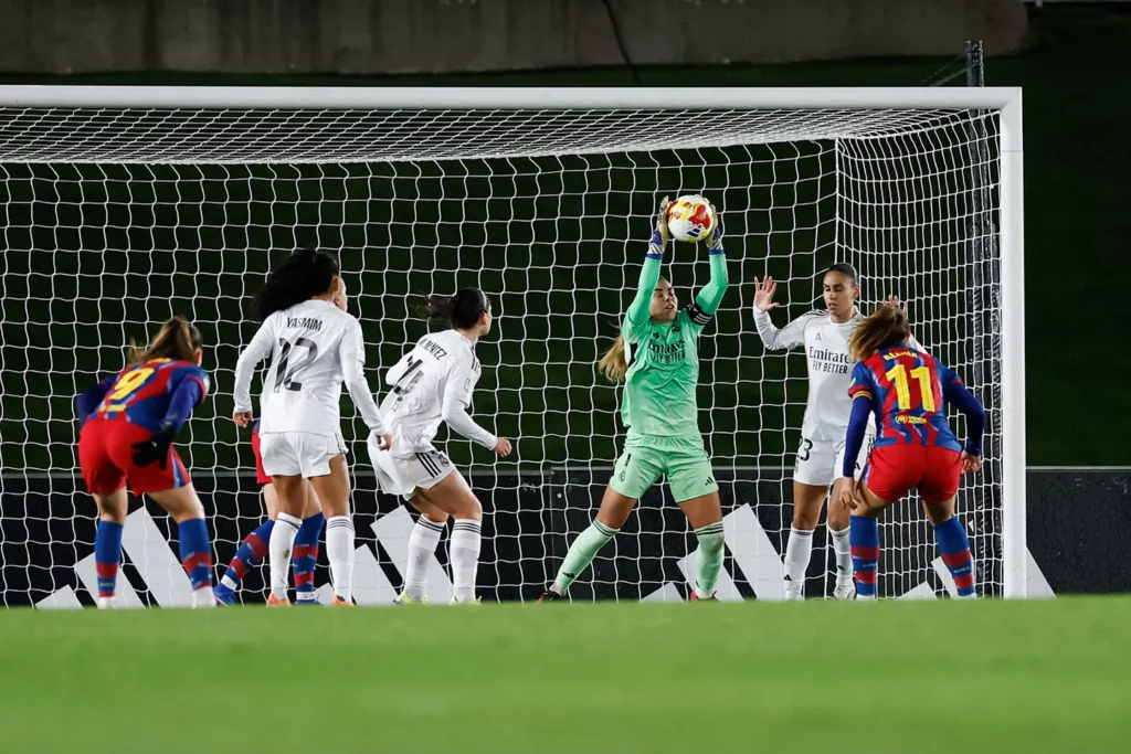 Misa detiene un remate en un Clásico contra el Barcelona.