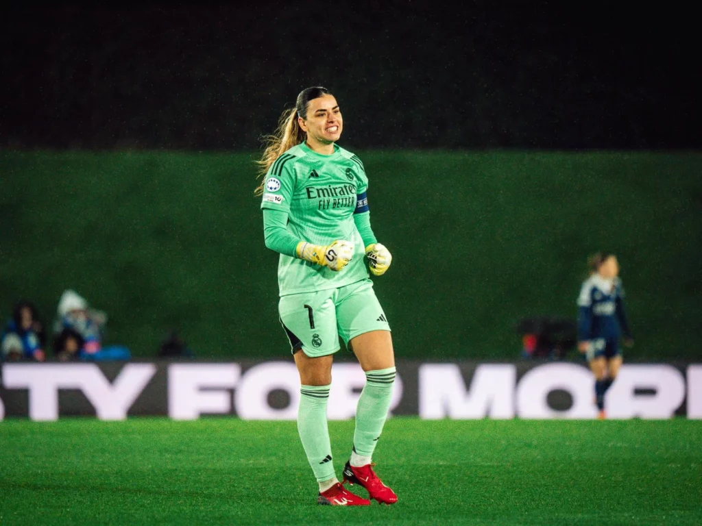 Misa Rodríguez celebra uno de los goles del Real Madrid Femenino al Paris FC.