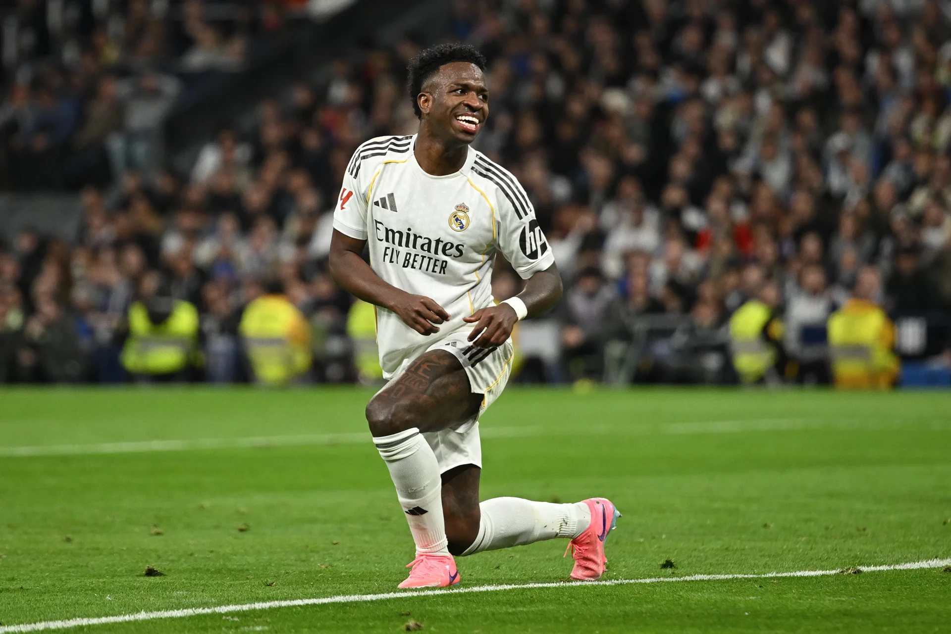 Vinicius Junior sonríe durante el partido en el que el Real Madrid recuperó el liderato de LaLiga.