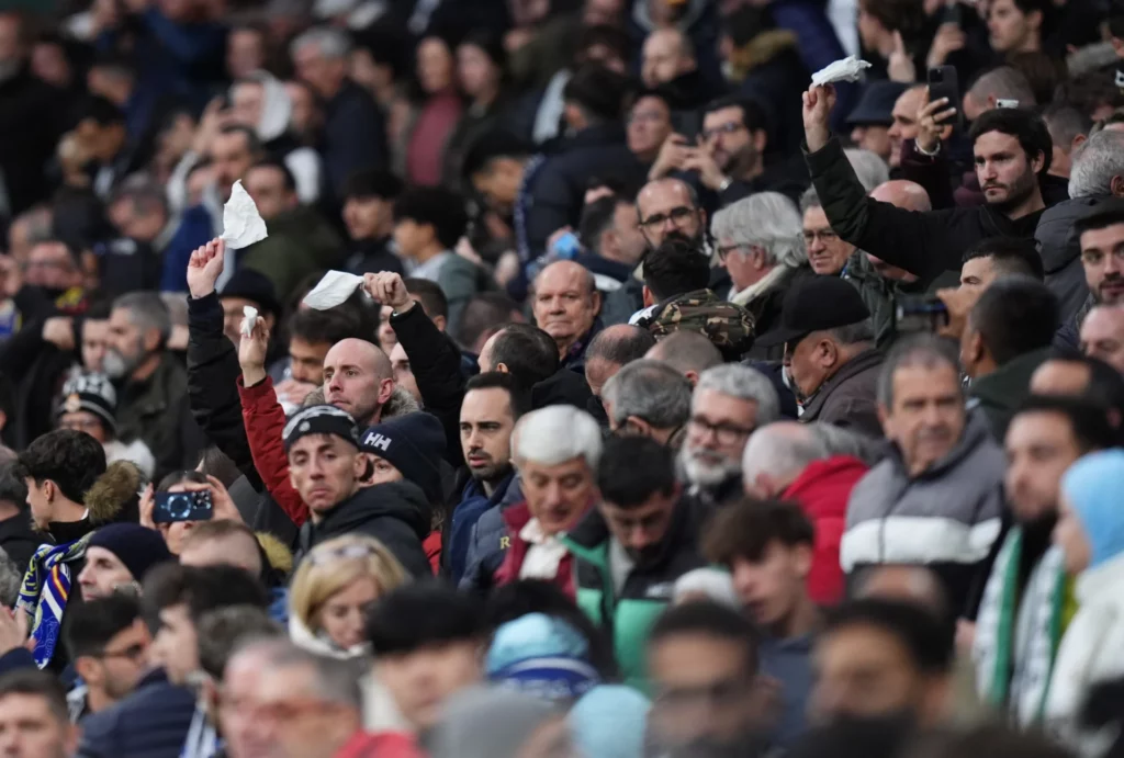 El madridismo protesta mostrando pañuelos en la grada del Santiago Bernabéu.