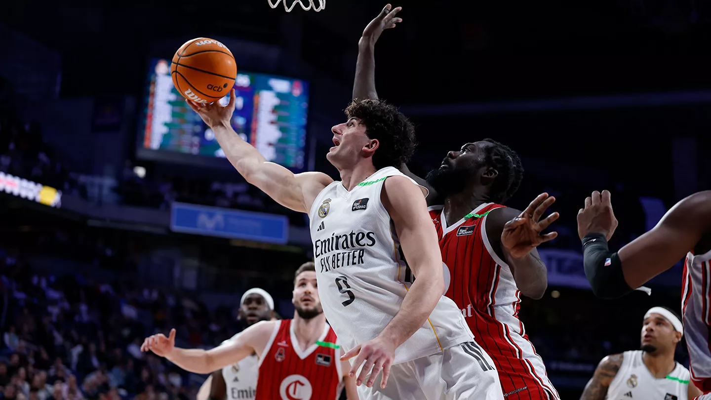 Procida lanza a canasta durante la victoria del Real Madrid contra Casademont Zaragoza.