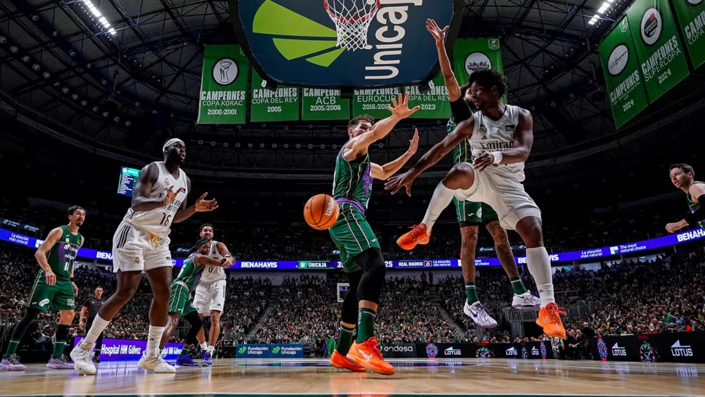 Jugadores de Real Madrid y Unicaja, en un partido antes de la Copa del Rey.