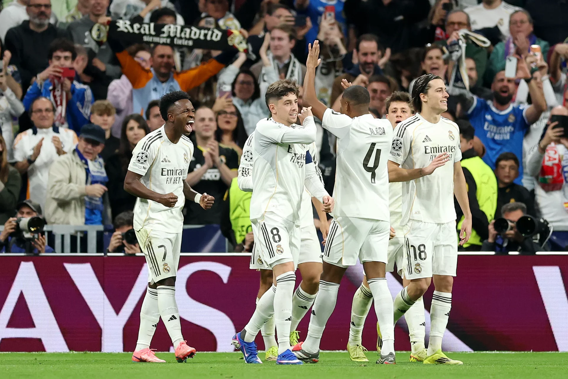 Los jugadores del Real Madrid celebran uno de los goles que les dio la clasificación a octavos de final de la Champions.