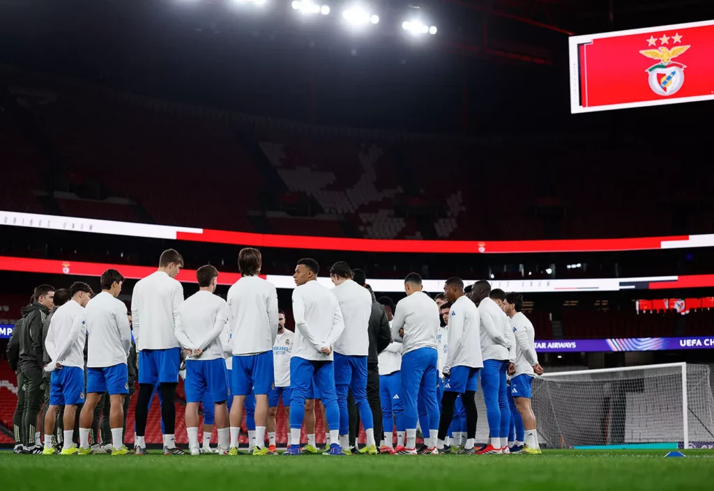 Los jugadores del Real Madrid, antes del entrenamiento en el Estadio Da Luz del Benfica.