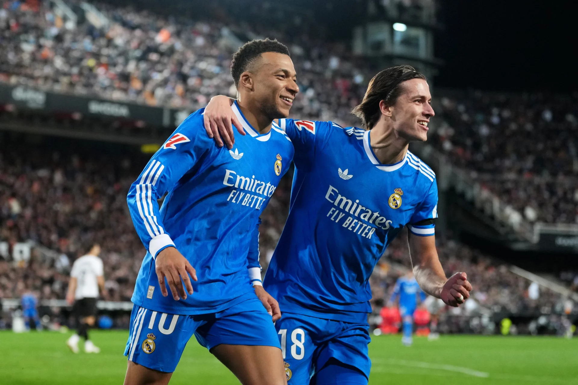 Kylian Mbappé y Álvaro Carreras celebran en una victoria del Real Madrid como visitante en LaLiga.