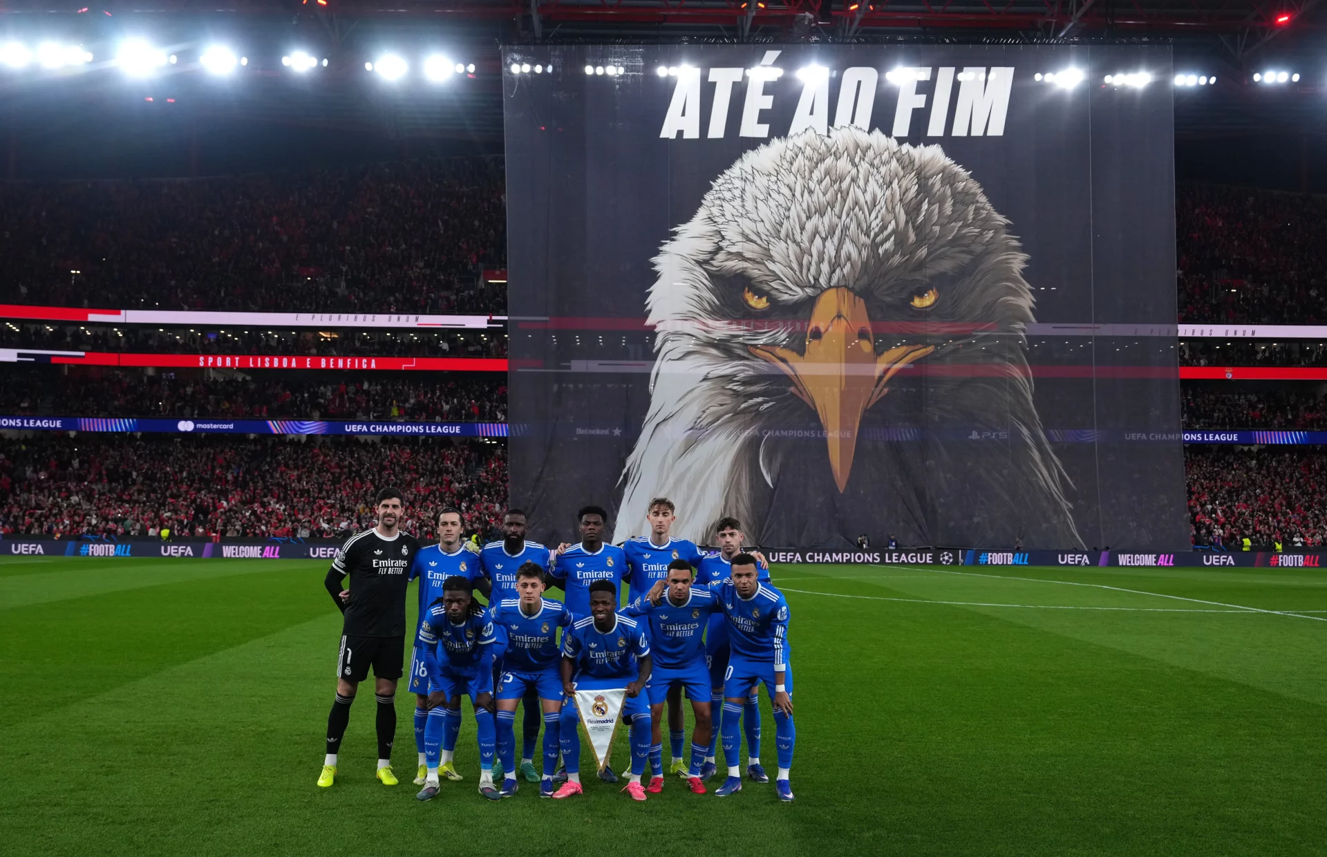 Los jugadores del Real Madrid posan antes de la victoria contra el Benfica por 0-1.