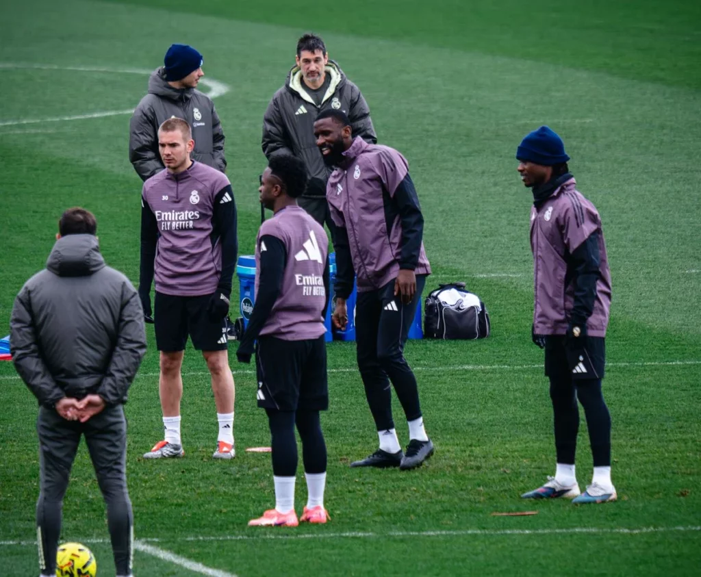 Rüdiger completa la sesión de entrenamiento con sus compañeros.