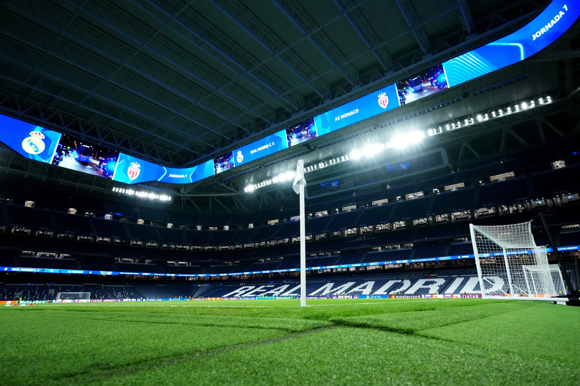 El interior del Santiago Bernabéu, iluminado antes de un partido de UEFA Champions League.