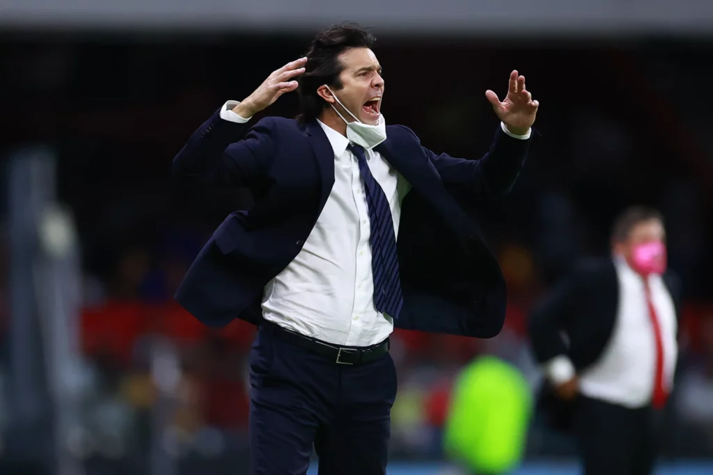 Santiago Solari dirige a Club América, su último club en 2022.