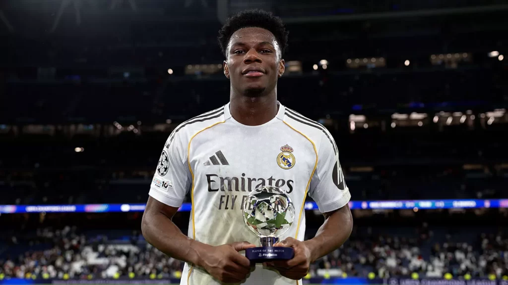 Aurélien Tchouaméni posa con el trofeo al mejor jugador del partido entre Real Madrid y Benfica.