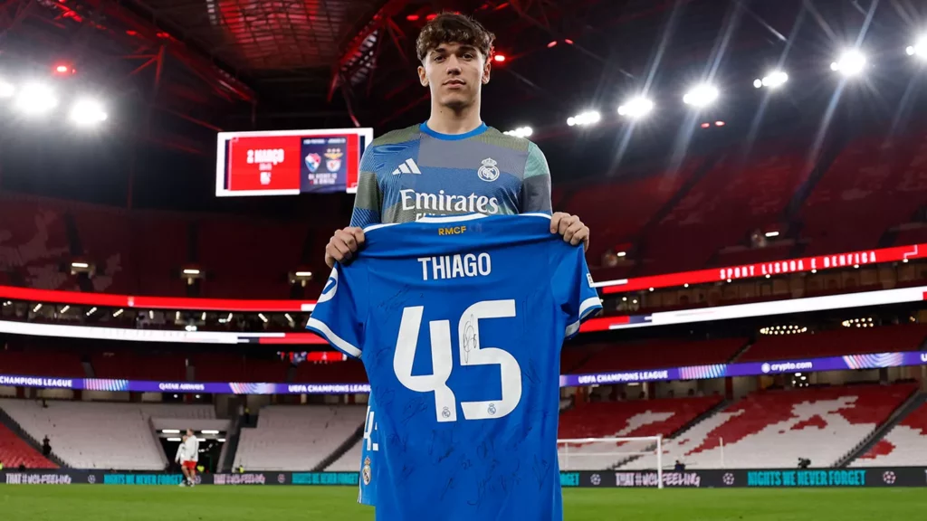 Thiago Pitarch posa con la camiseta de su debut con el Real Madrid a las órdenes de Arbeloa.
