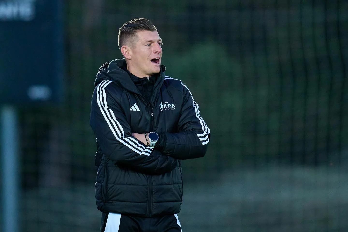 Toni Kroos vuelve a Valdebebas: «Estar aquí siempre será como estar en casa» Toni Kroos, durante su regreso a Valdebebas.