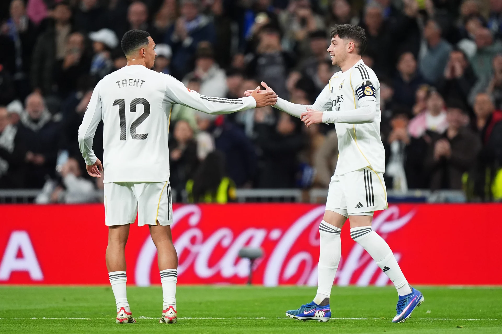 Trent Alexander-Arnold y Valverde se felicitan en el Santiago Bernabéu.