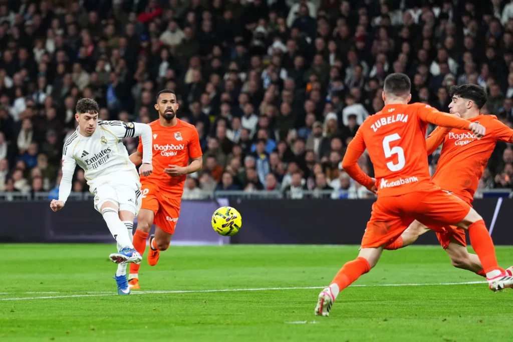 Fede Valverde dispara a portería en su gol ante la Real Sociedad en el Santiago Bernabéu.