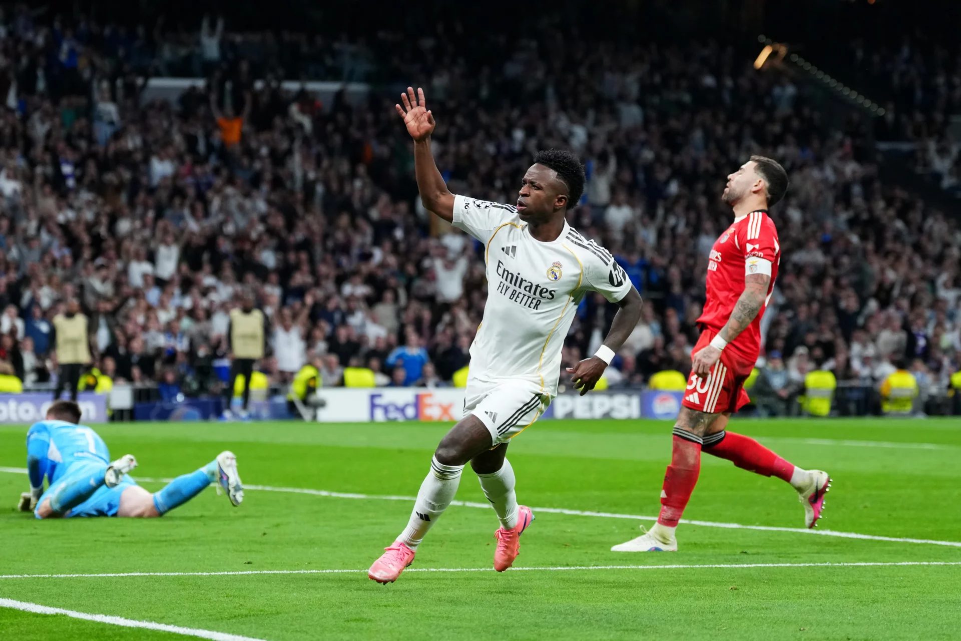 Vinicius celebra su gol en la victoria del Real Madrid contra el Benfica por 2-1 en el Santiago Bernabéu.